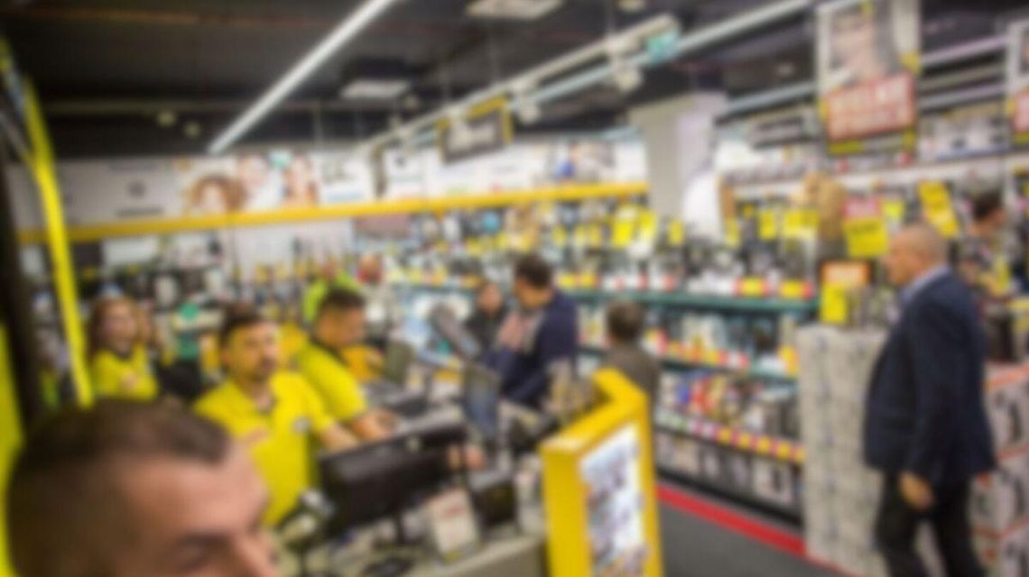 zdjęcie przedstawia wnętrze sklepu z elektorniką, zdjęcie jest zamazane