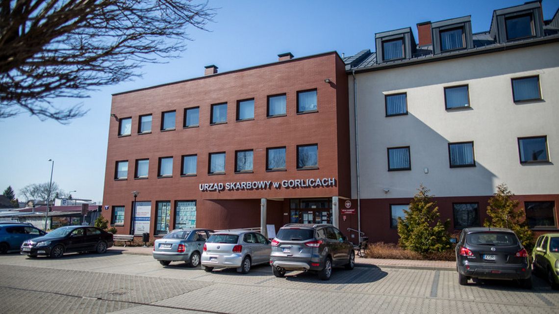 14 sierpnia część urzędów będzie zamknięta. W Gorlicach potwierdzono pierwszą instytucję duży budynek, przed nim zaparkowane samochody, urząd skarbowy w gorlicach