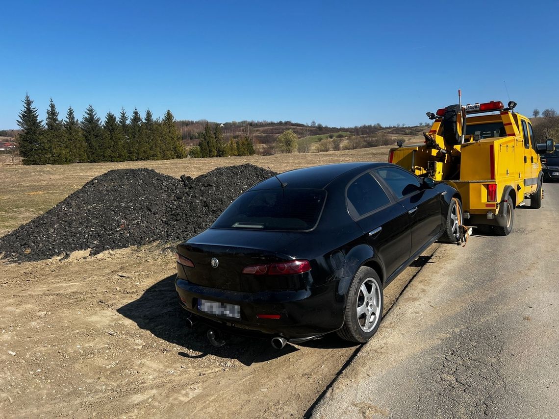 zdjęcie przedstawia pojazd Alfy Romeo na lawecie