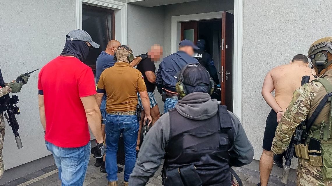 zdjęcie przedstawia mężczyzn w kominiarkach