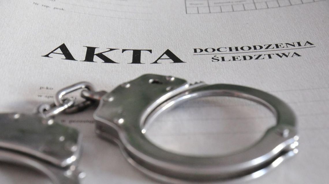 22-latek aresztowany po brutalnym pobiciu nastolatka Zdjęcie przedstawia kajdanki
