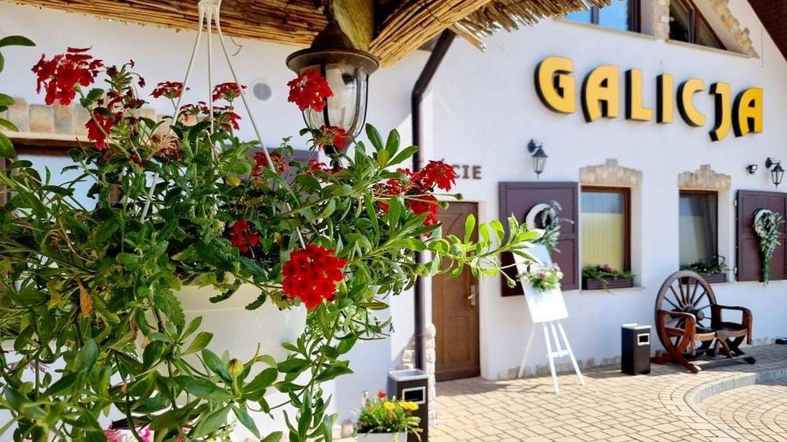 25 października 2025 /sobota/– Restauracja Galicja – Klęczany 219 k. Gorlic zdjęcie przedstawia kwiaty postawione przed budynkiem restauracji galicja w klęczanach, w tle wejście do budynku restauracji