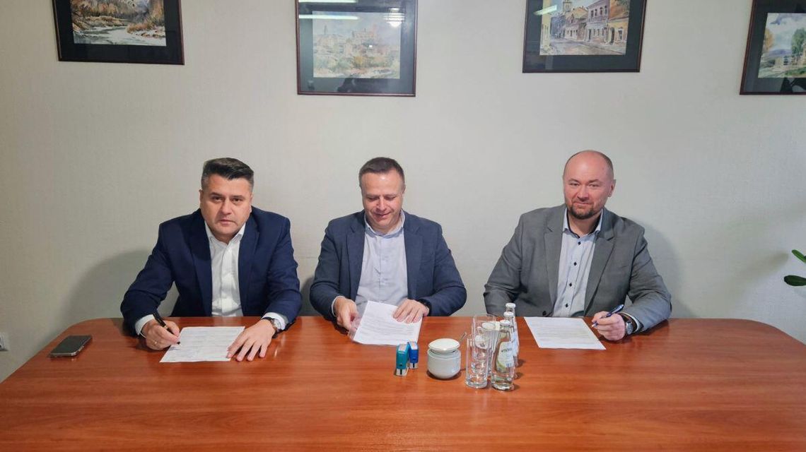 Miliony złotych na kanalizację i wodociągi w Gorlicach Zdjęcie przedstawia mężczyzn podpisujących umowę
