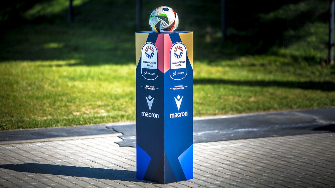 zdjęcie przedstawia piłkę ustawioną na podstawie