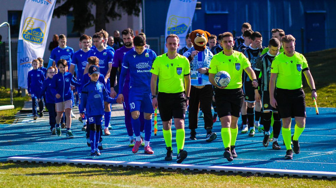 zdjęcie przedstawia piłkarzy podczas meczu