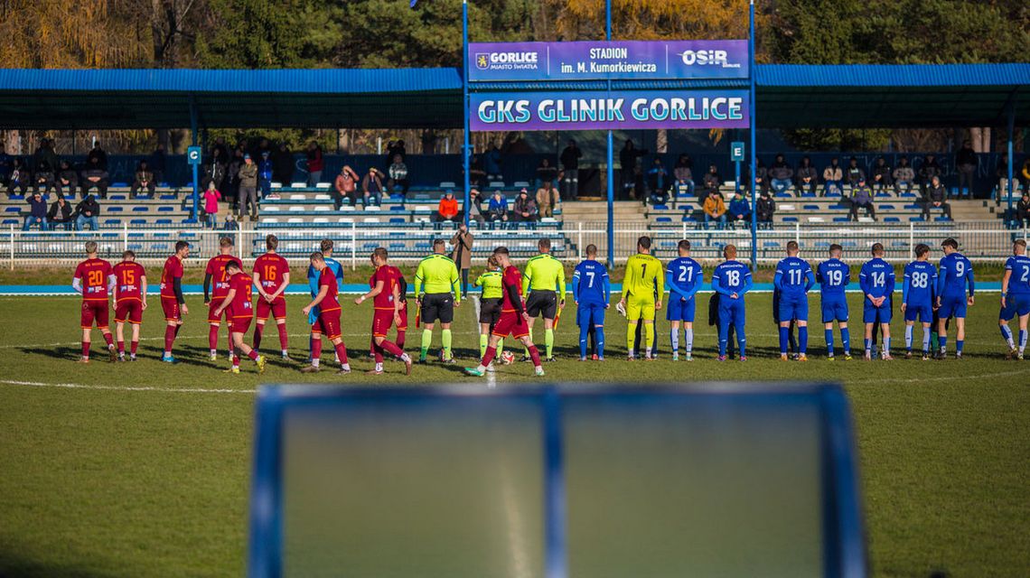 zdjęcie przedstawia drużynę piłki nożnej na boisku