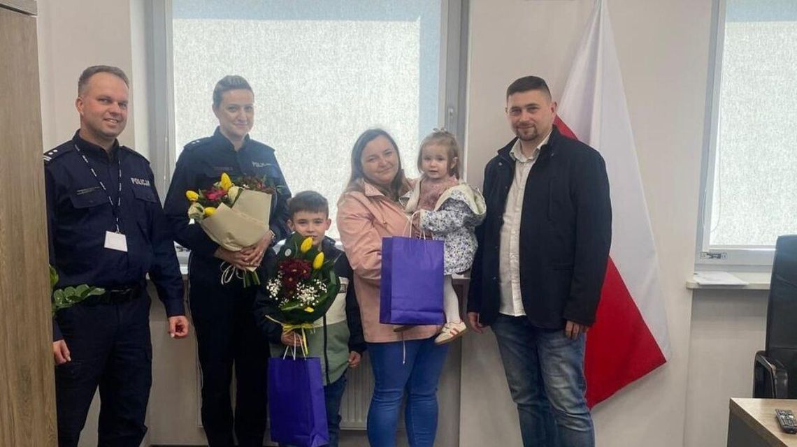 Dramatyczne chwile na DK73. Policjanci uratowali 1,5-roczne dziecko