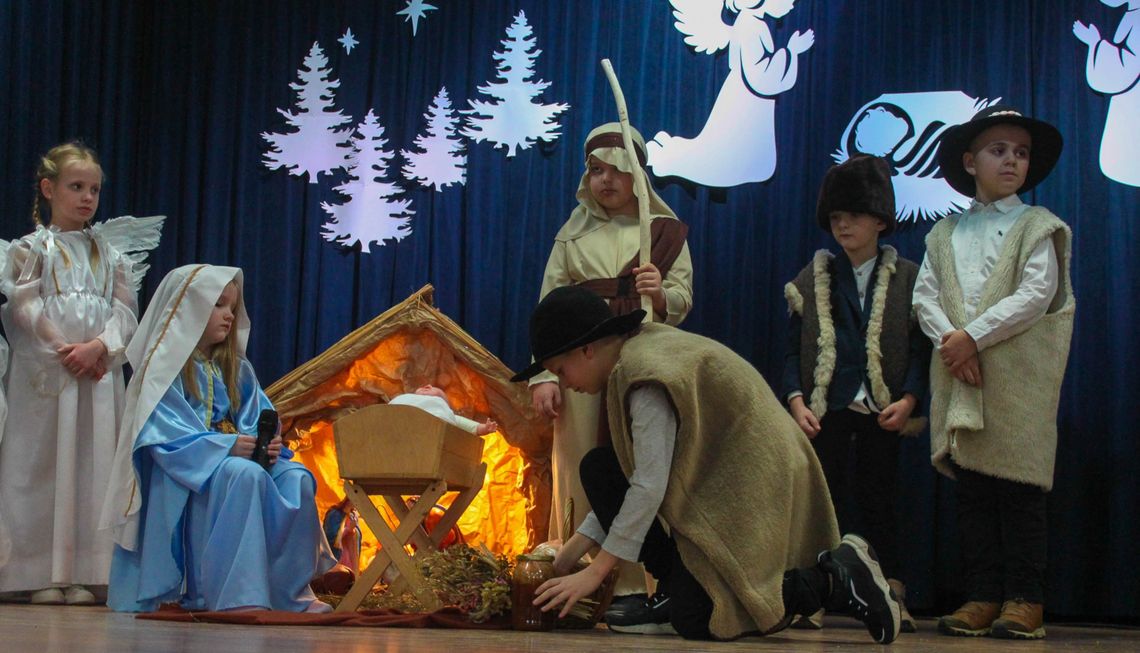 zdjęcie przedstawia przedstawienie jasełkowe wykonane przez grupę dzieci