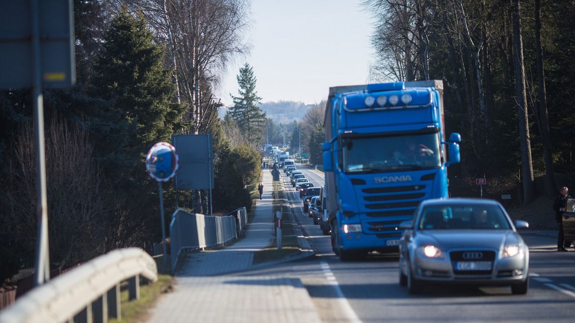 zdjęcie przedstawia szereg samochodów na drodze stojących jeden za drugim