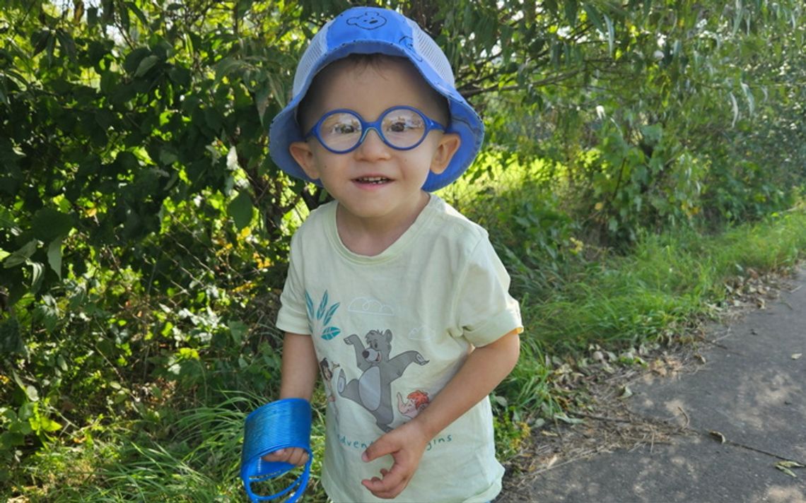 zdjęcie przedstawia chorego chłopczyka