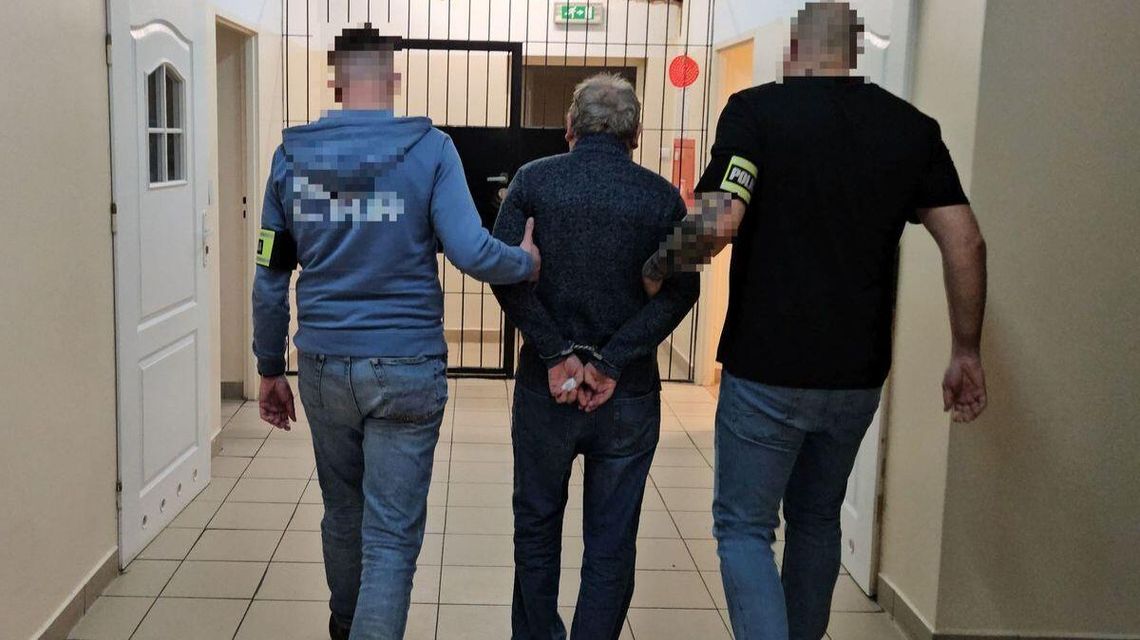 Zdjęcie przedstawia doprowadzonego do aresztu odbieraka