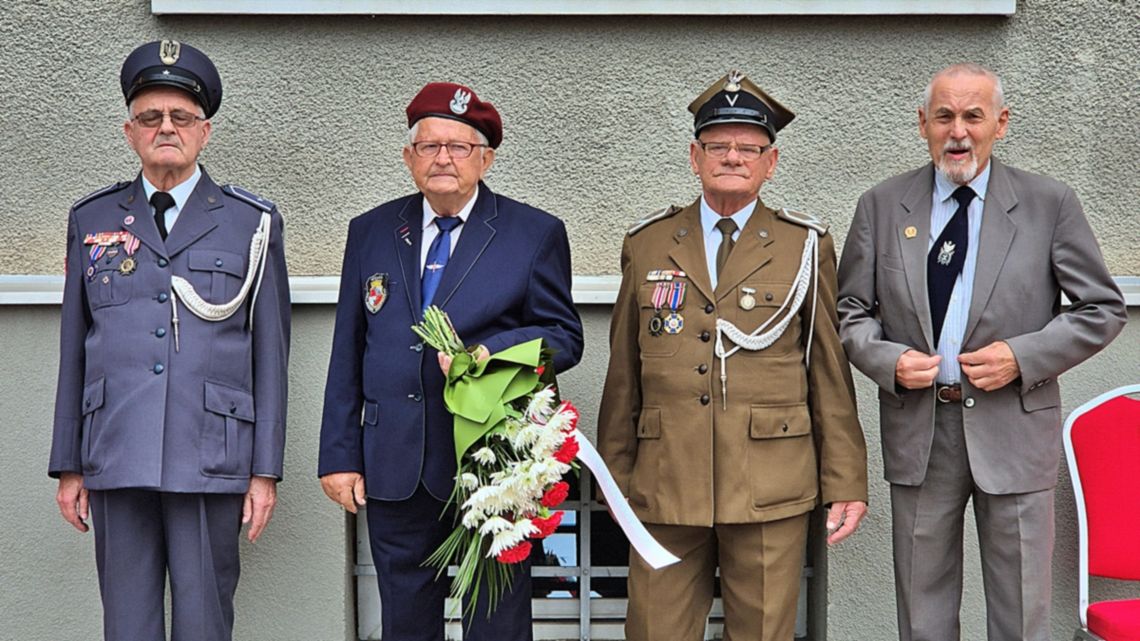 trzech starszych mężczyzn w mundurach wojskowych, jeden w garniturze podczas rocznicy wybuchu wojny