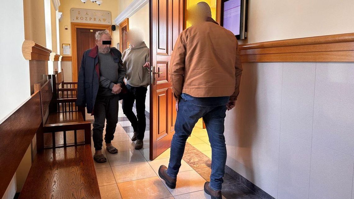 92-letniemu Tadeuszowi S. z Ropy postawiono zarzuty, m.in. zabójstwa zdjęcie przedstawia trzech mężczyzn wchodzących do sali sądowej