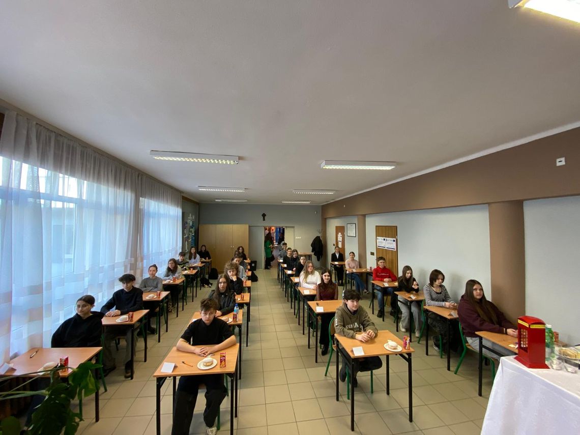 zdjęcie przedstawia sale lekcyjną wypełnioną uczniami w ławkach