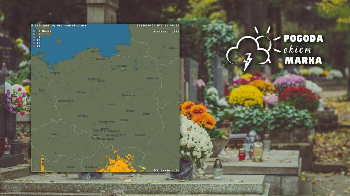 groby na cmentarzu, znicze i kwiaty na nagrobkach, na pierwszym planie mapa pogody Polski