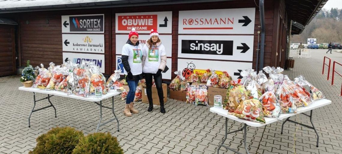 zdjęcie przedstawia wolontariuszki z paczkami słodyczy