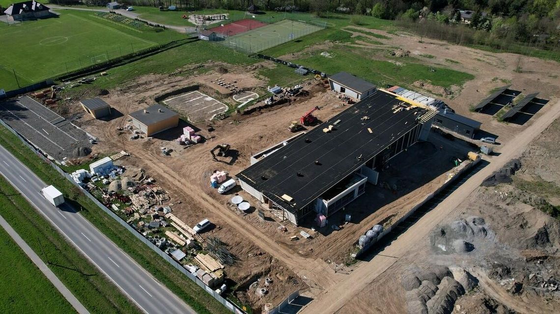 zdjęcie przedstawia budowę na polu