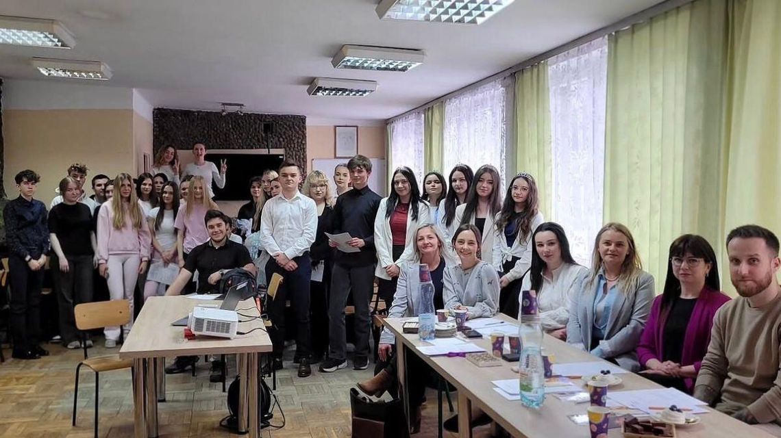 Zdjęcie przedstawia uczniów i jury w szkole