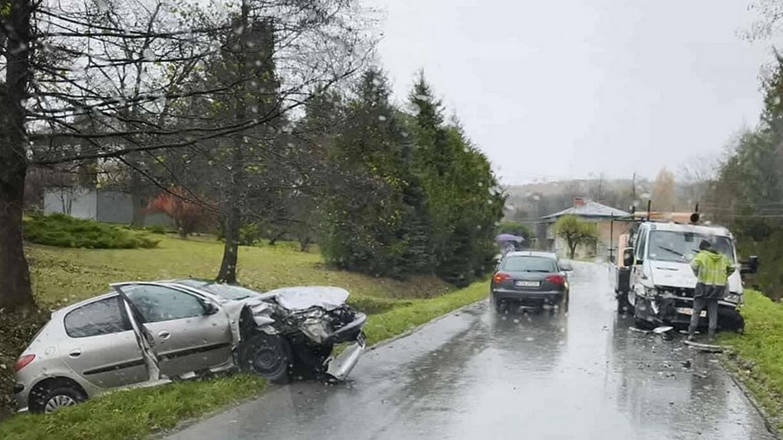 zdjęcie przedstawia dwa pojazdy uszkodzone na drodze