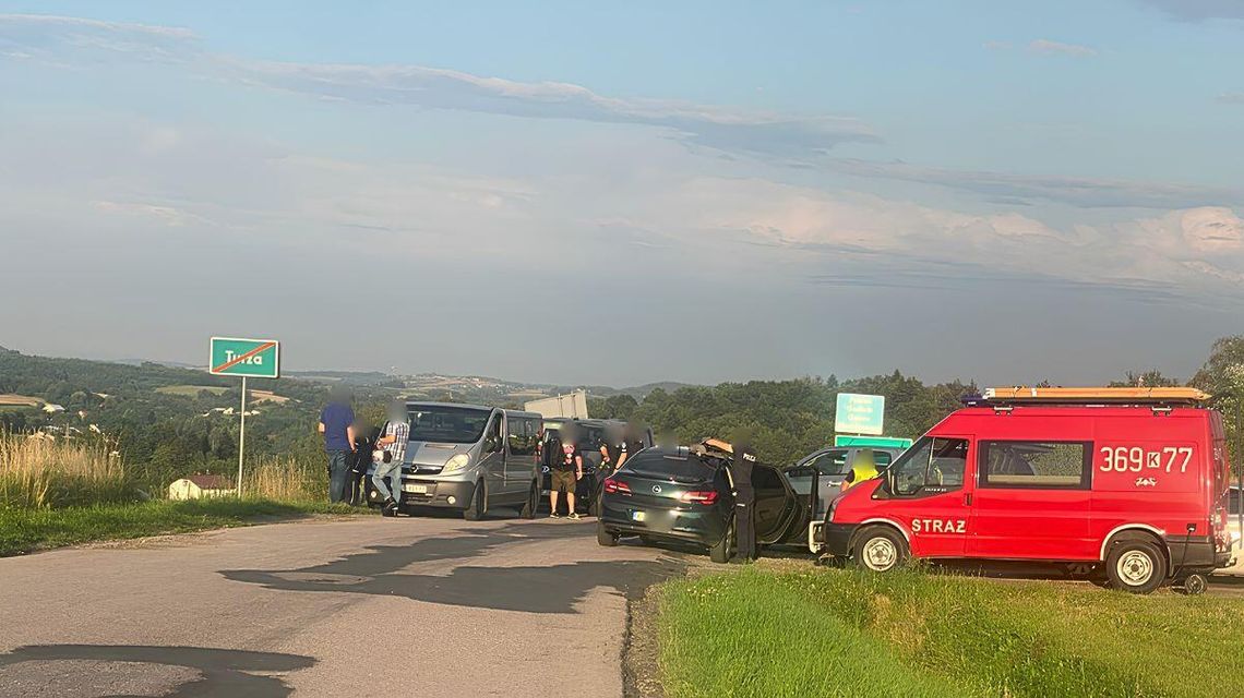 Alarm na pograniczu powiatu gorlickiego i tarnowskiego. Zatrzymano 45-letniego mężczyznę zdjęcie przedstawia samochody na drodze