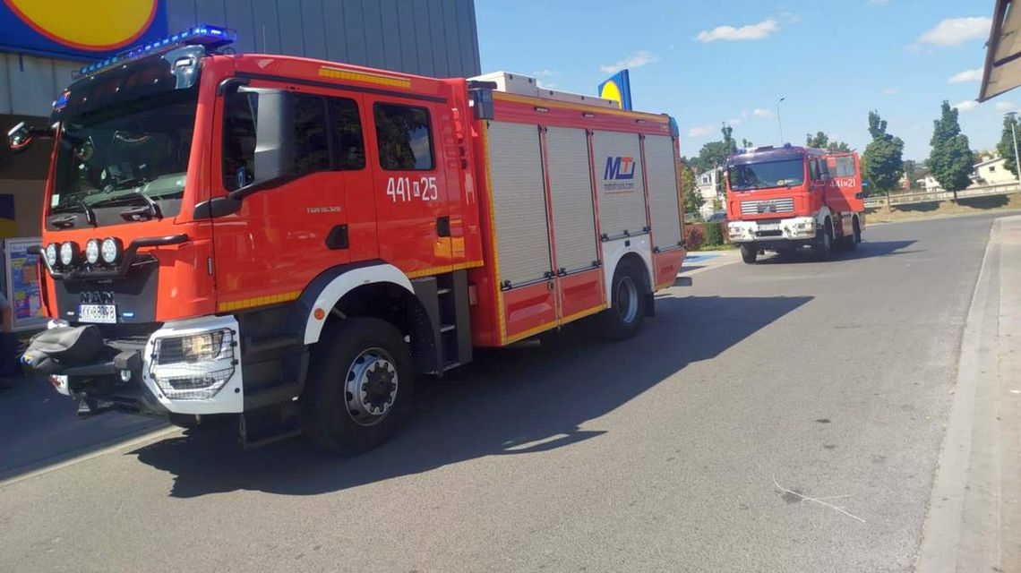 zdjęcie przedstawia samochód straży pożarnej na ulicy przed marketem w Gorlicach