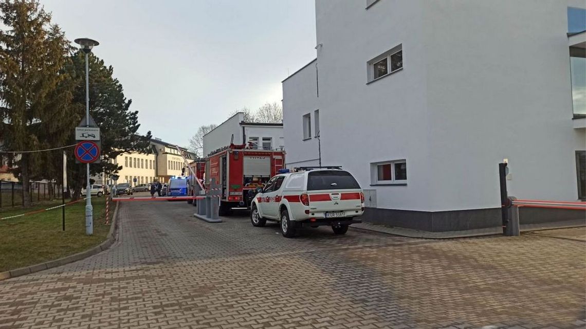 zdjęcie przedstawia samochody straży pożarnej przy budynkach szpitala w gorlicach