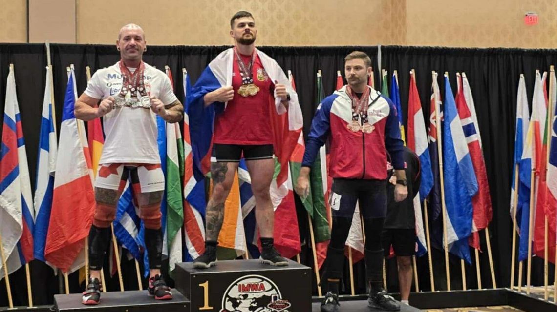 zdjęcie przedstawia sportowców na podium