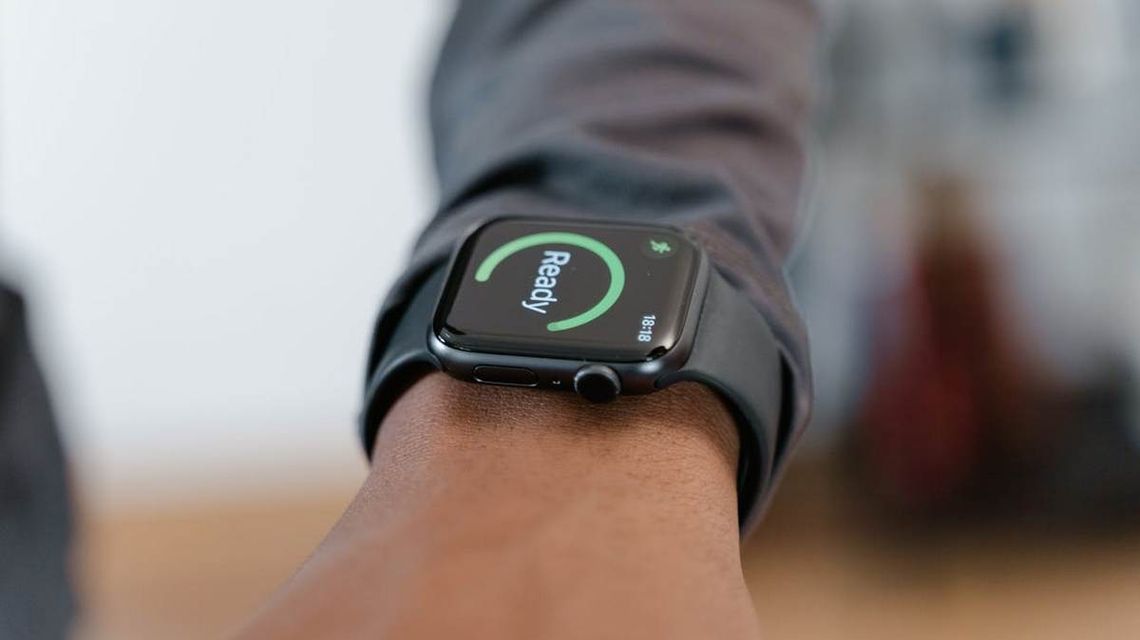 Apple Watch Ultra 3 – nowa jakość na rynku smartwatchy! zdjęcie przedstawia zegarek założony na dłoni mężczyzny