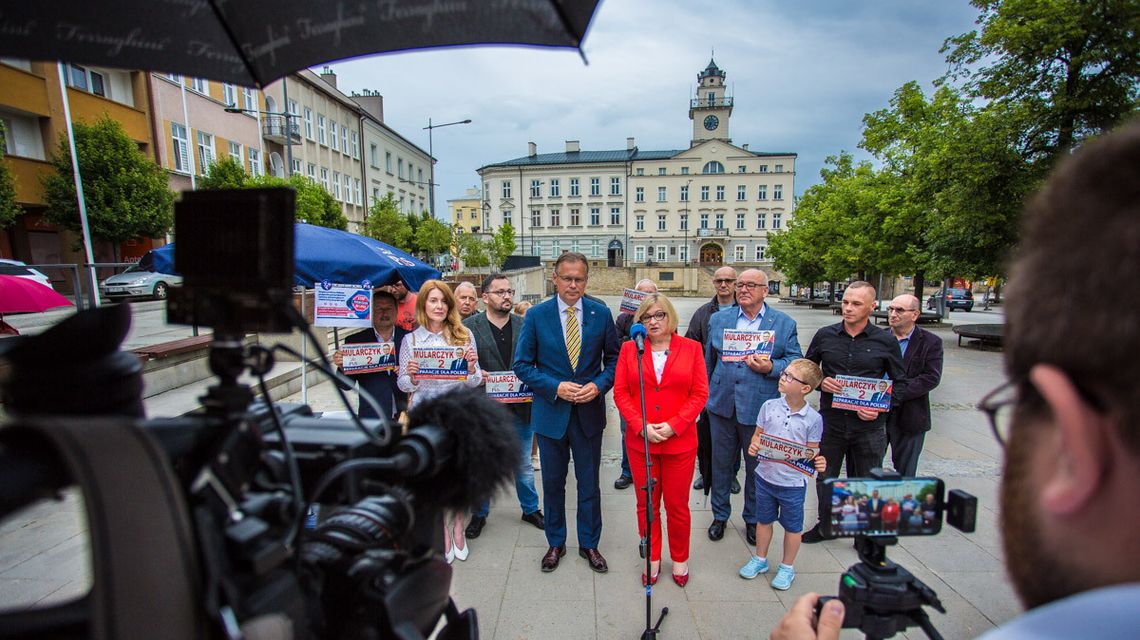 grupa osób elegancko ubranych stojąca przed mikrofonem na gorlickim rynku