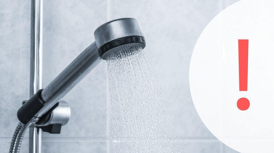 Awaria sieci wodociągowej na jednym z osiedli na terenie miasta Gorlice zdjęcie przedstawia słuchawkę prysznicową