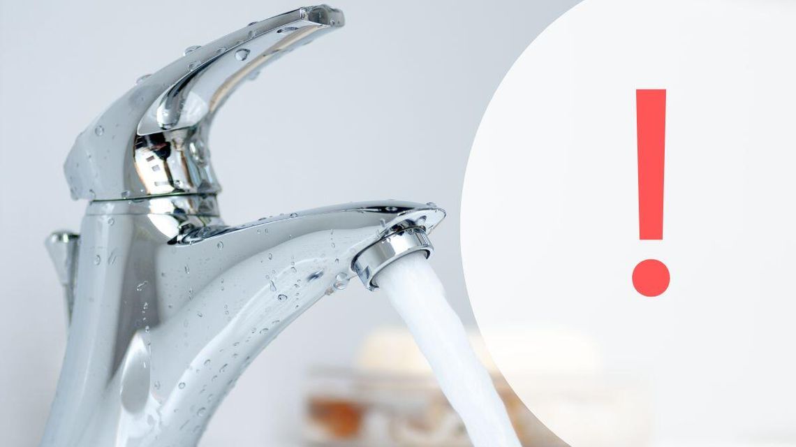zdjęcie przedstawia kran z wodą