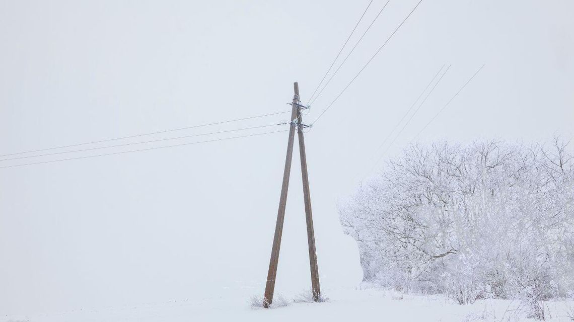 zdjęcie przedstawia słup energetyczny w zimie