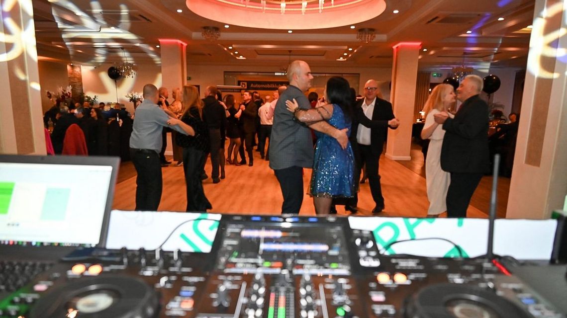 zdjęcie przedstawia bawiących się, tańczących ludzi na parkiecie