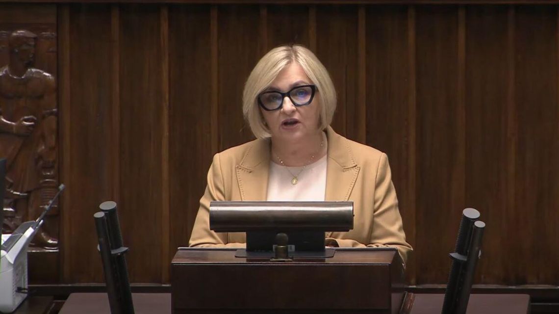 Barbara Bartuś o rodzinie i demografii. Co robicie wobec katastrofy demograficznej? zdjęcie przedstawia kobietę stojącą za mównicą w sejmie
