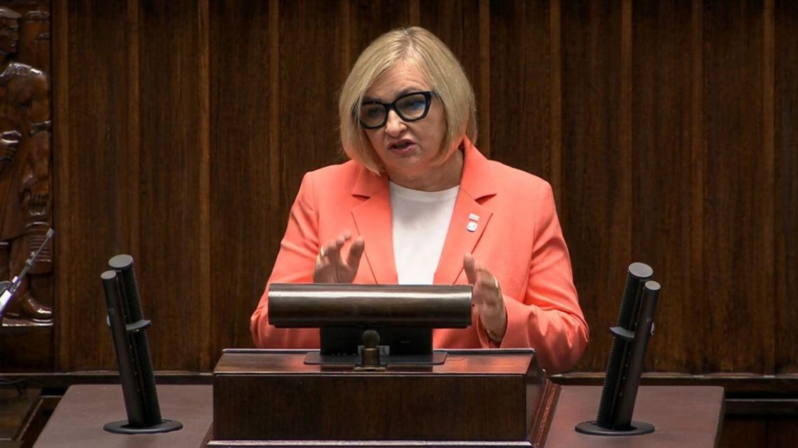 Barbara Bartuś pyta o kolej dla Gorlic. Czy powiat gorlicki nadal będzie wykluczony komunikacyjnie? zdjęcie przedstawia kobietę w różowej marynarce na mównicy sejmowej