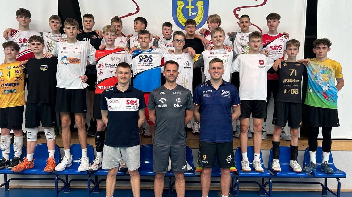 zdjęcie przedstawia grupę młodzieży i trenerzy