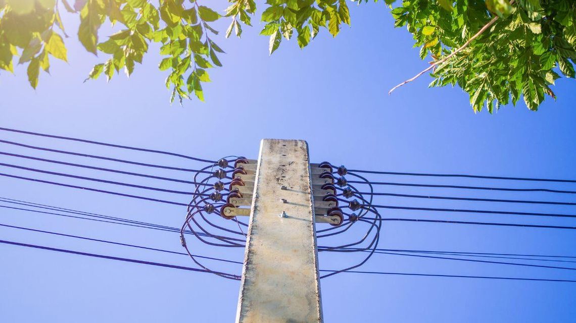 zdjęcie przedstawia słup energetyczny