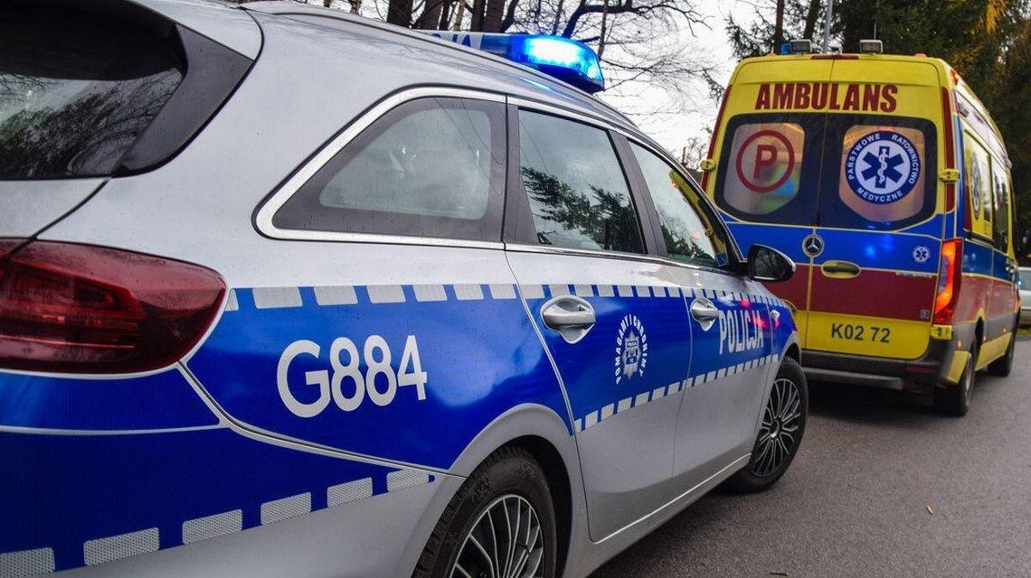 Bednarka. Zderzenie drogowe z udziałem osobówki i motocykla radiowóz i pogotgowie