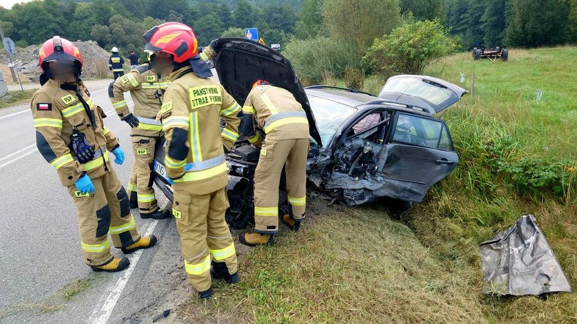 strażacy przy rozbitych samochodzie