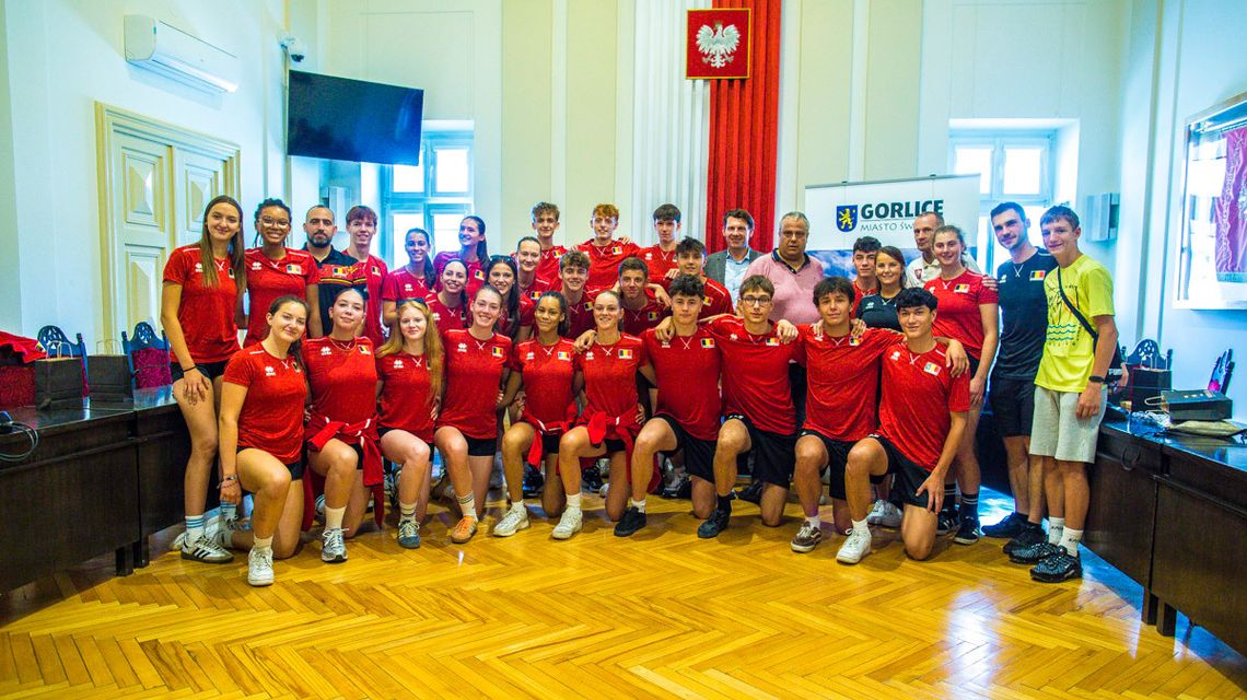 zdjęcie przedstawia grupę osób z jednolitych sportowych strojach