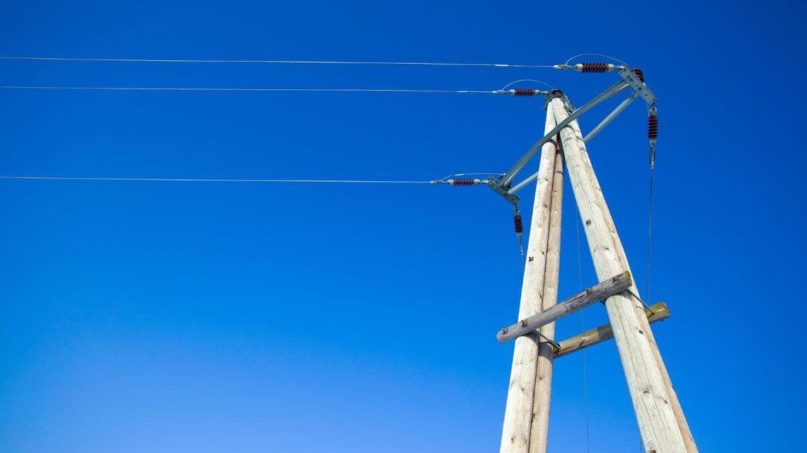 Całkowicie bez prądu przez kilka godzin – planowane prace energetyków w powiecie gorlickim zdjęcie przedstawia słup energetyczny