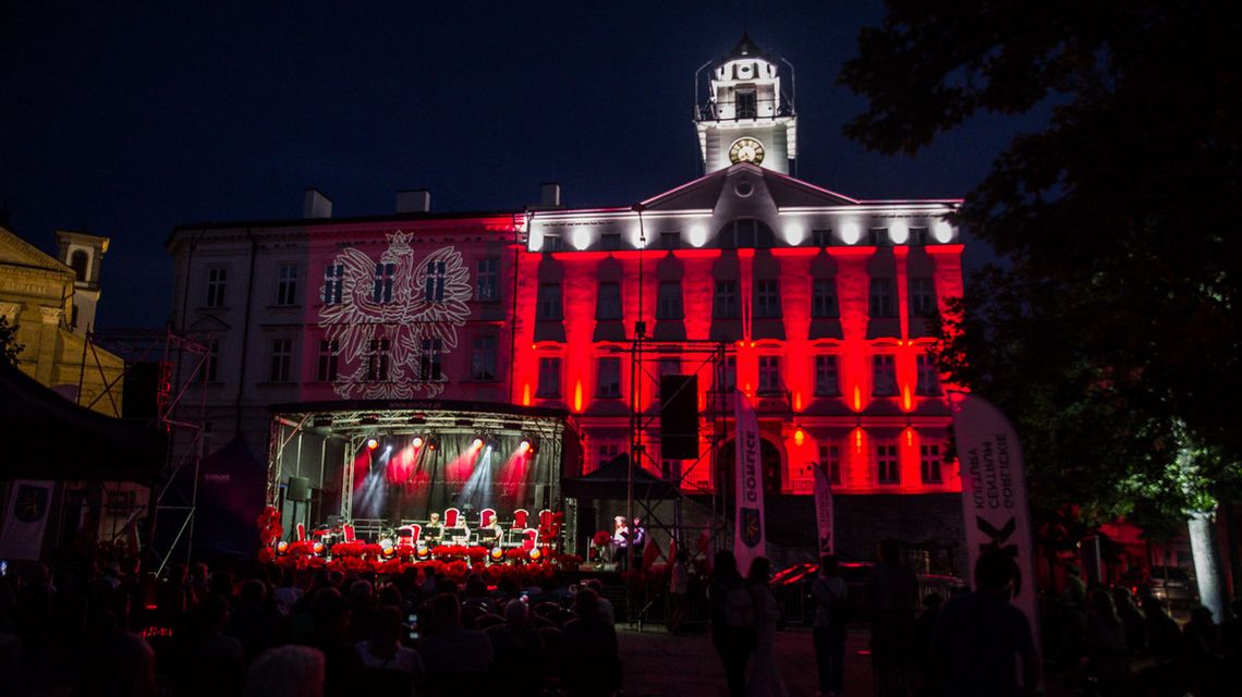 Biało-czerwony gorlicki Rynek. Czytano „Nad Niemnem” Orzeszkowej