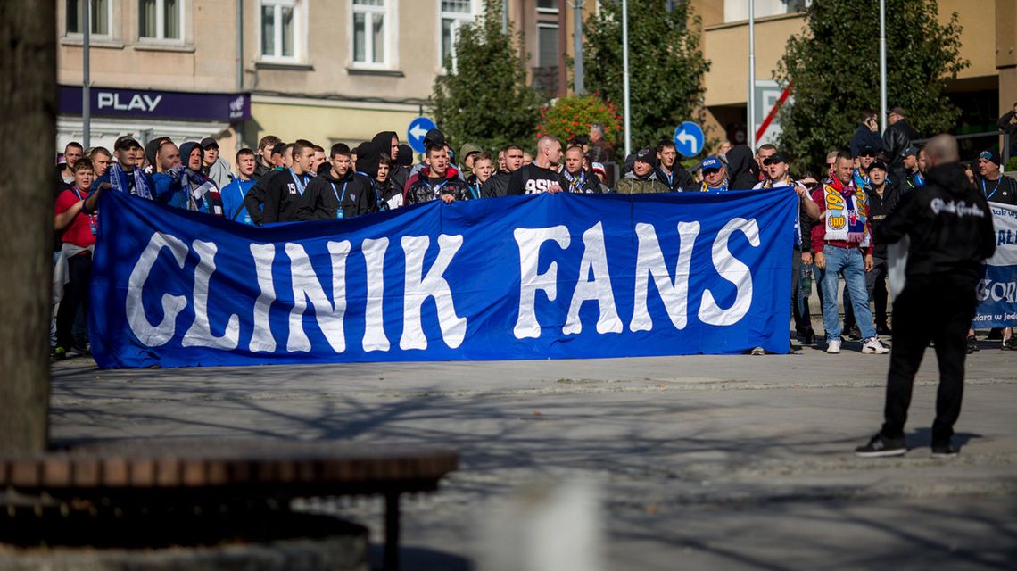 Biało-niebieska sobota w Gorlicach. Glinik będzie świętował 105 lat istnienia grupa kibiców na płycie gorlickiego rynku z napisem glinik fans