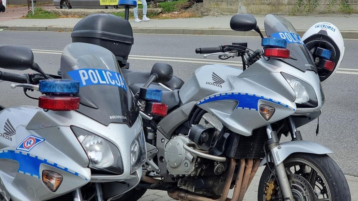 Biecz. Akcja policji w centrum miasta. Agresywny mężczyzna obezwładniony przez funcjonariuszy zdjęcie przedstawia policyjne motocykle