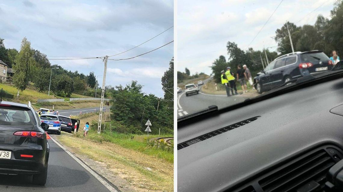 rozbity samochód stojący na poboczu, obok osoby i policjanci