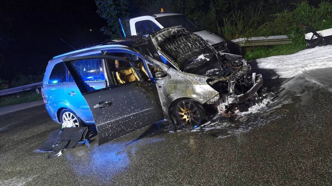 zdjęcie przedstawia spalony samochód