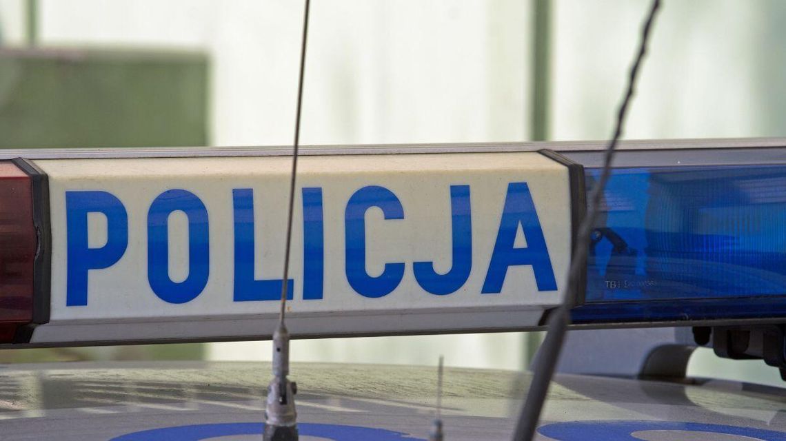 zdjęcie przedstawia policyjnego koguta na dachu radiowozu