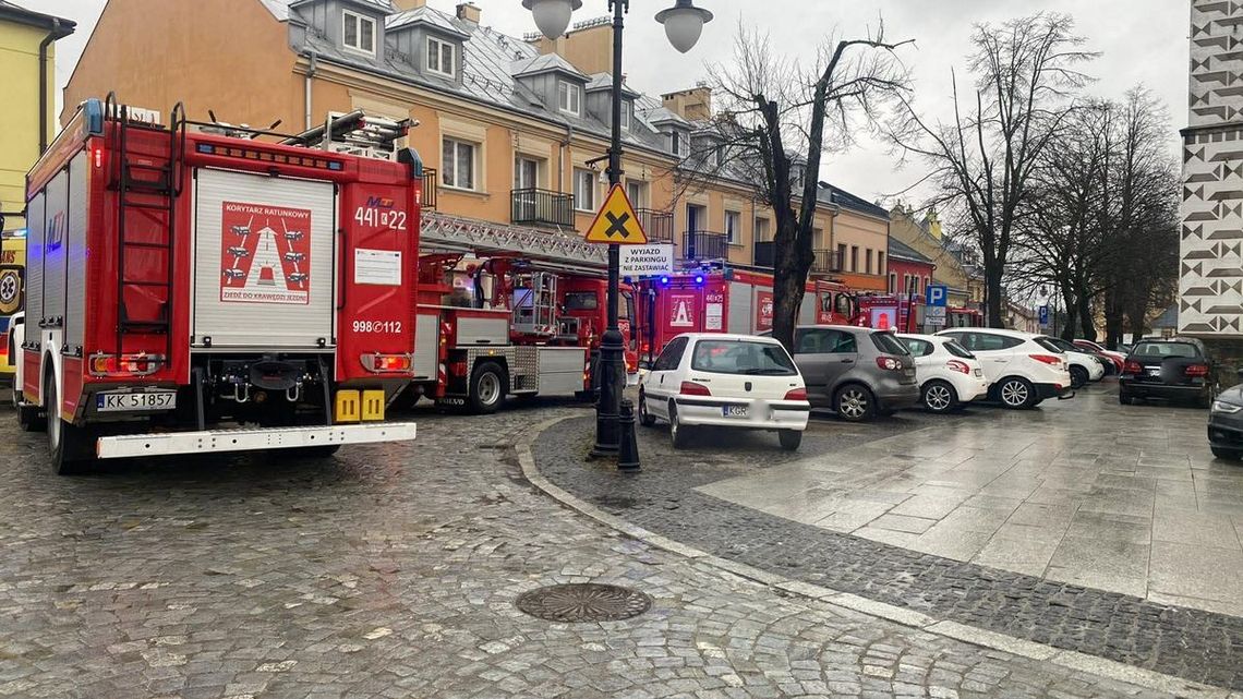zdjęcie przedstawia samochody straży pożarnej przed budynkiem w Bieczu