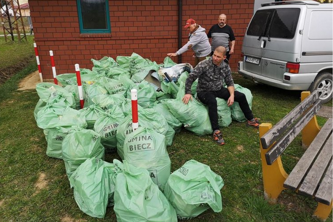 Biecz. Sprzątanie brzegów Ropy, zebrano ponad 50 worków odpadów.