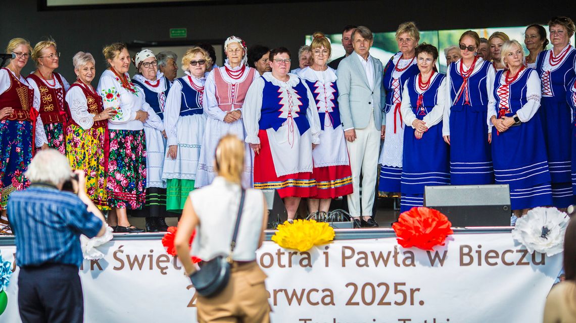 zdjęcie przedstawia grupę osób na scenie